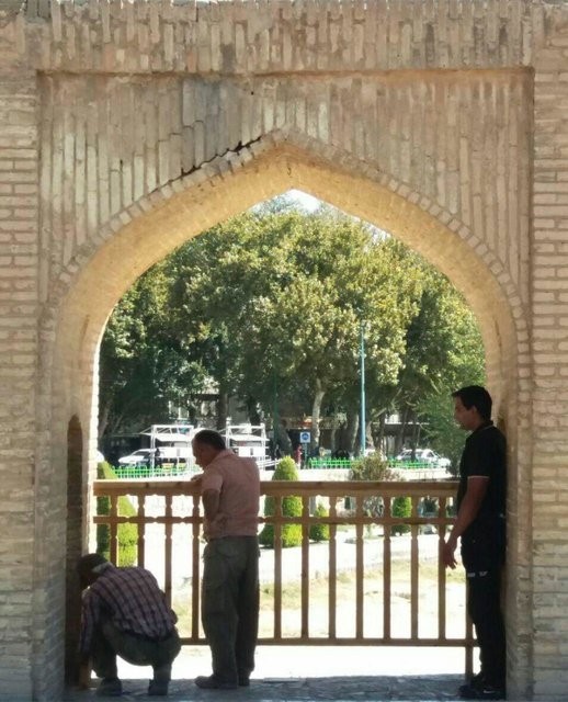 نصب نرده چوبی در سی و سه پل ، تهاجم به بنای تاریخی نیست