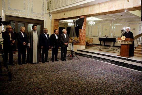 افرادی که هنگام سخنرانی روحانی در کنار او بودند افرادی که هنگام سخنرانی روحانی در کنار او بودند
