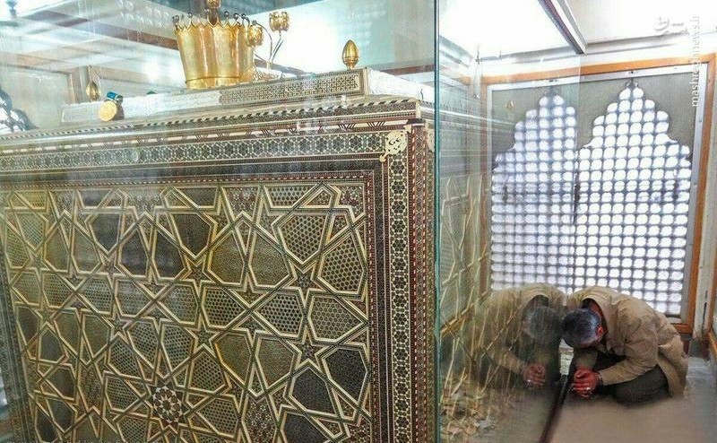 سردار سلیمانی داخل ضریح مرقد حضرت زینب