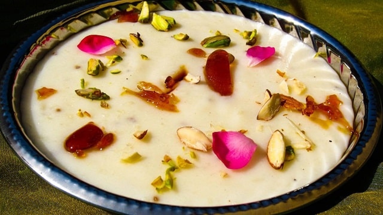 طرز تهیه فرنی قالبی و ساده به ۳ روش برای افطار