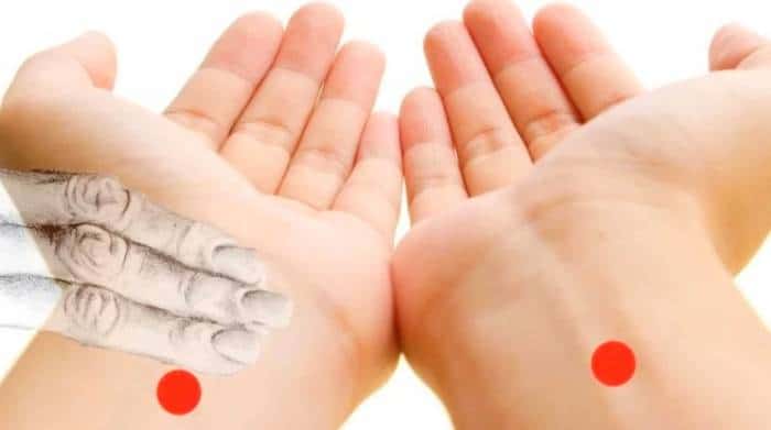 اعمال کردن فشار روی مچ برای درمان سرگیجه شدید فشار روی مچ