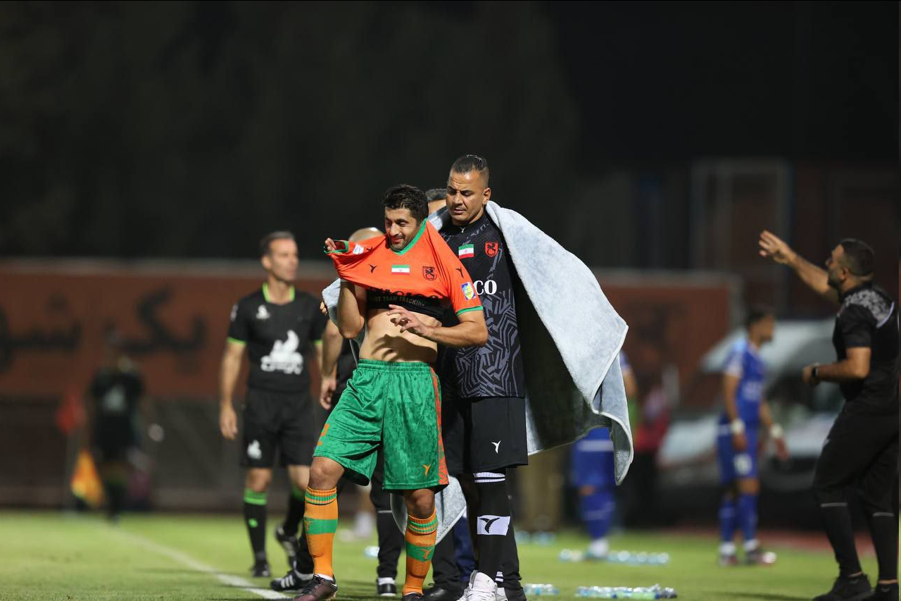 عکس| تغییر شماره یک بازیکن وسط بازی استقلال!