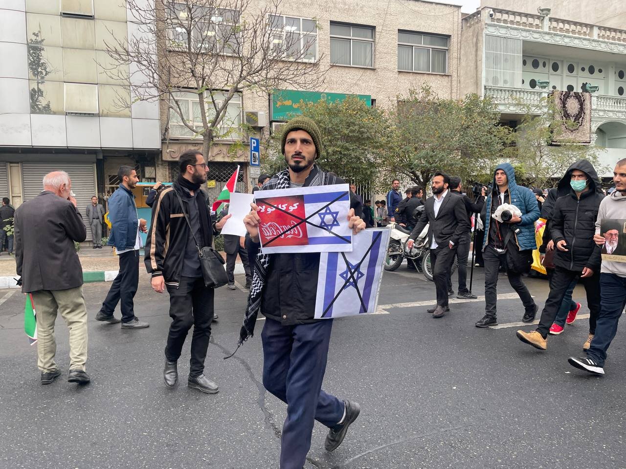 عکس تحقیر شده نتانیاهو در راهپیمایی ۱۳ آبان /تابوت اسرائیل بر دوش یک زن /طومار شکایت قضایی علیه آمریکا امضا می شود