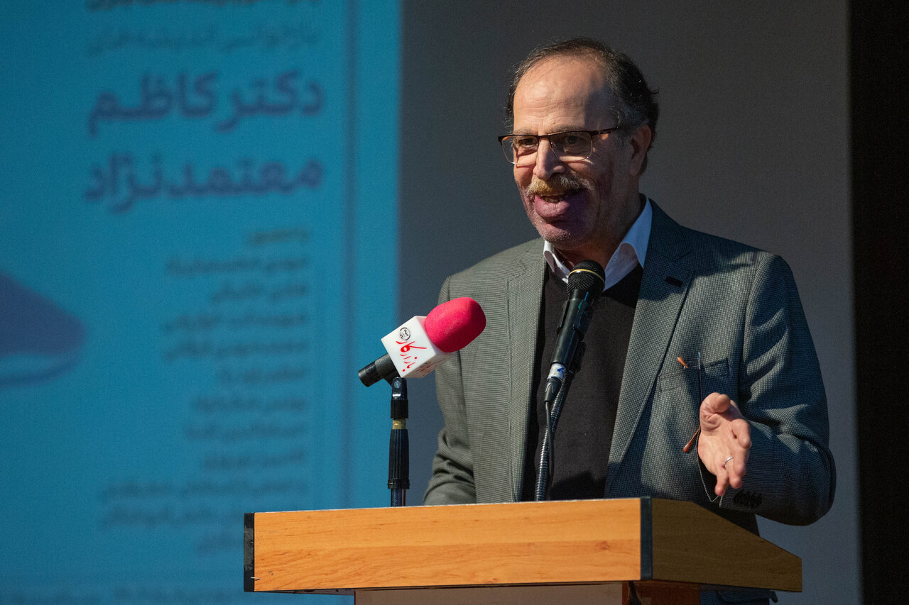 مهم‌ترین آرزوی معتمدنژاد شکل‌گیری چیزی به اسم علم ارتباط، خانواده ارتباطات و منظومه ارتباطات بود تا بتواند به حل و فصل مسائل ایران کمک کند