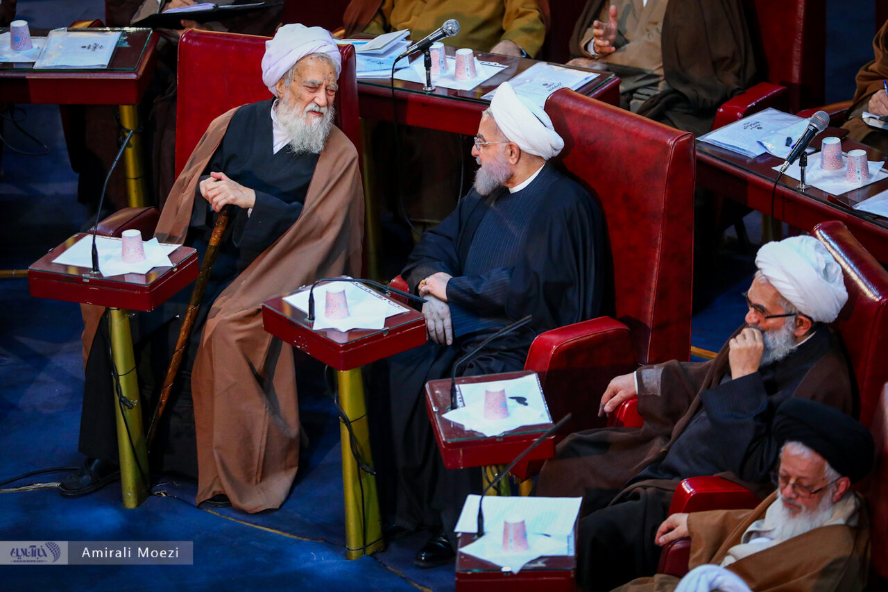 عکسی از گپ و گفت روحانی با موحدی کرمانی