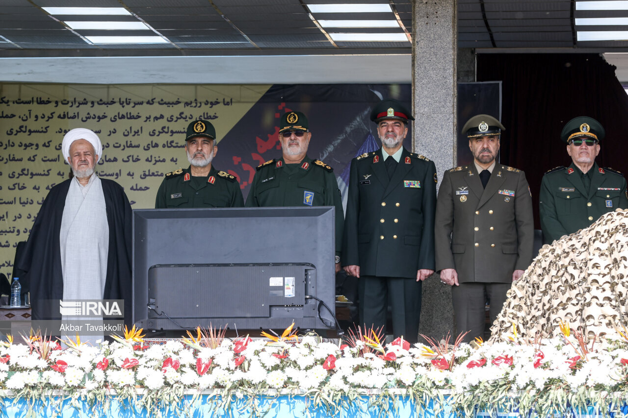 کدام فرماندهان بلندپایه سپاه و ارتش در اولین رژه نظامی بعد از حمله به اسرائیل حضور داشتند؟ +تصاویر