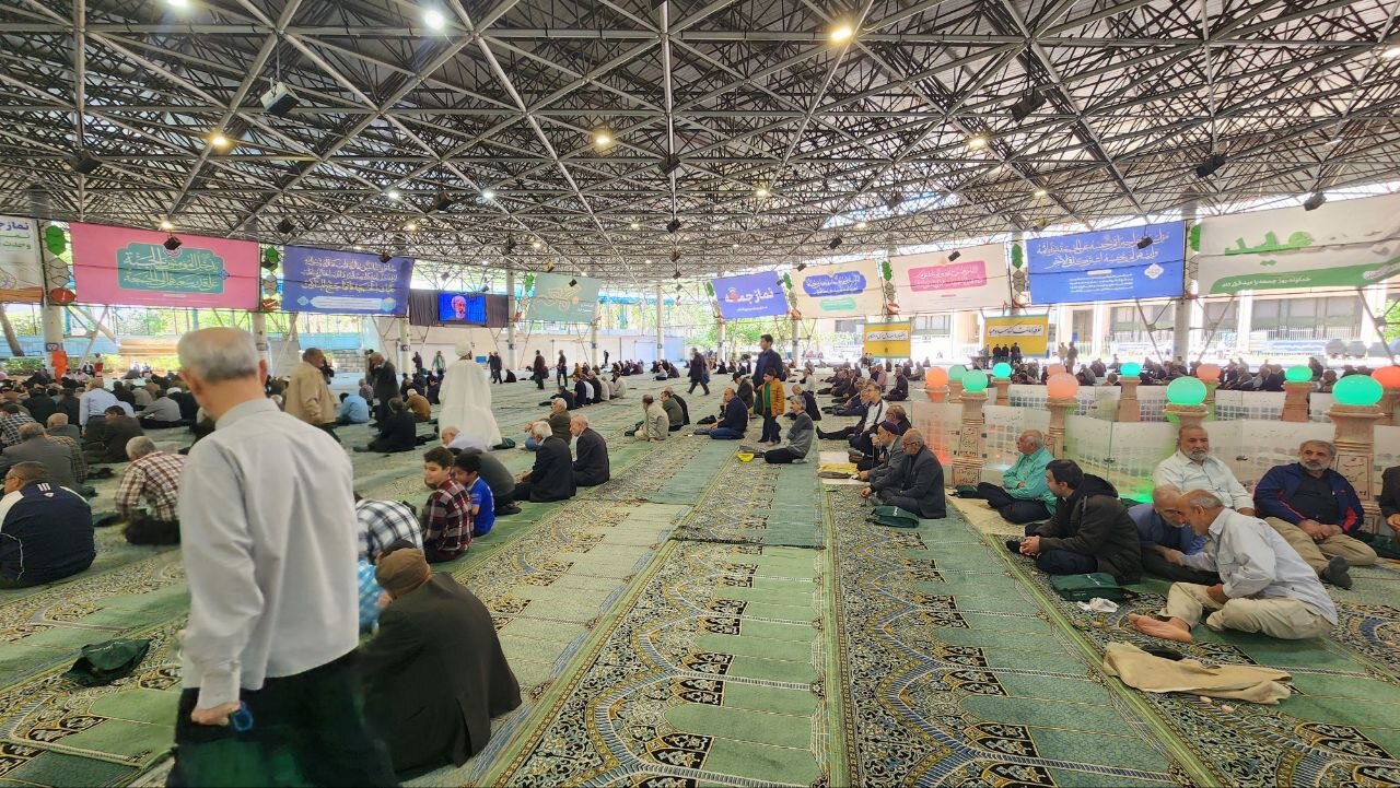 عکس هایی از میزان حضور مردم پای خطبه های نماز جمعه کاظم صدیقی
