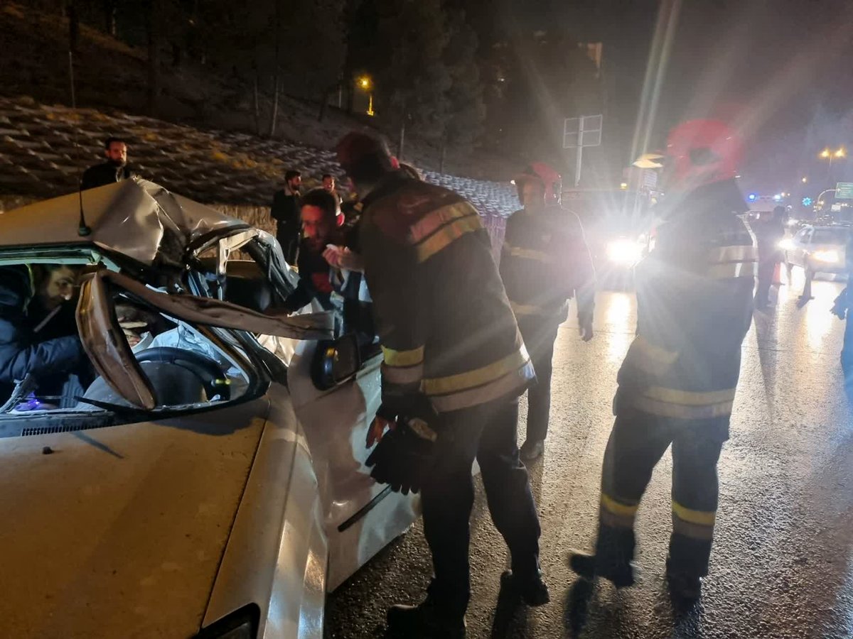 مصدومیت شدید ۳ نفر در پی تصادف خودروی تیبا