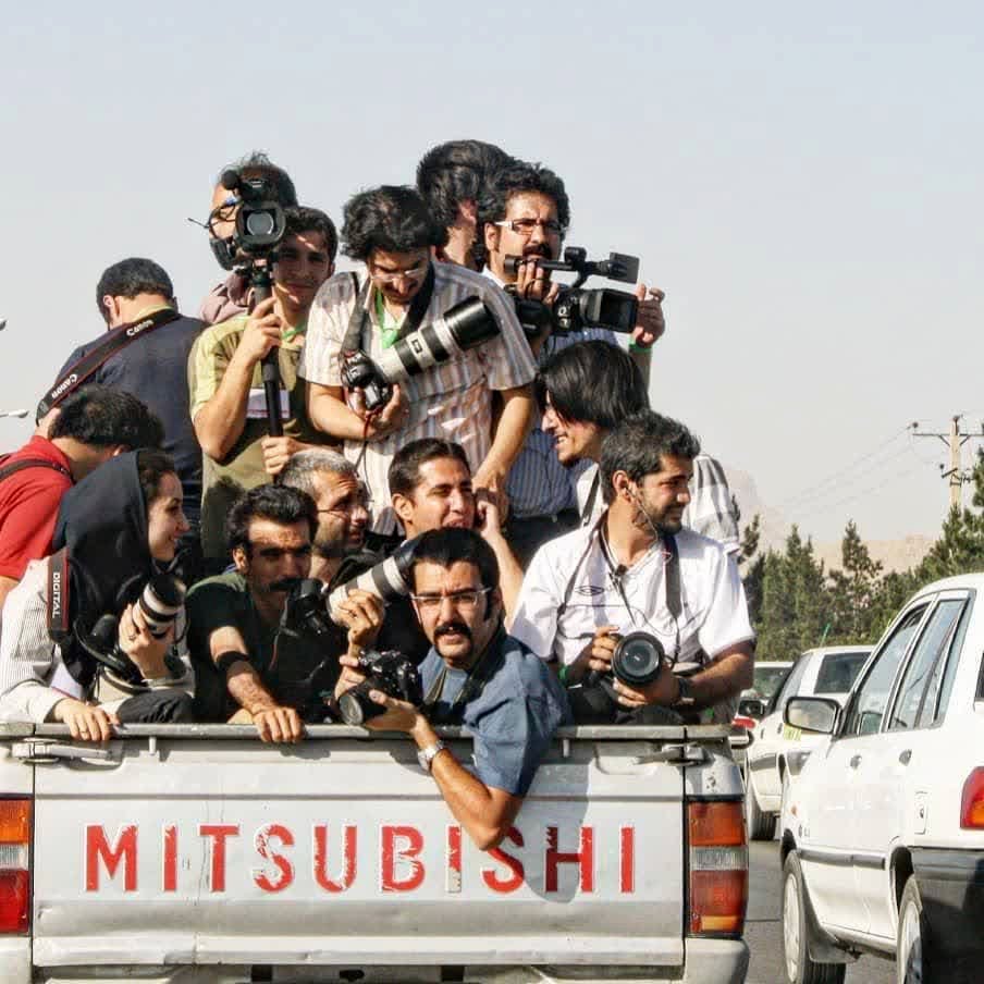 پشت دوربینی که اشک و لبخند یک ملت را ثبت می‌کند، اما خودش دیده نمی‌شود