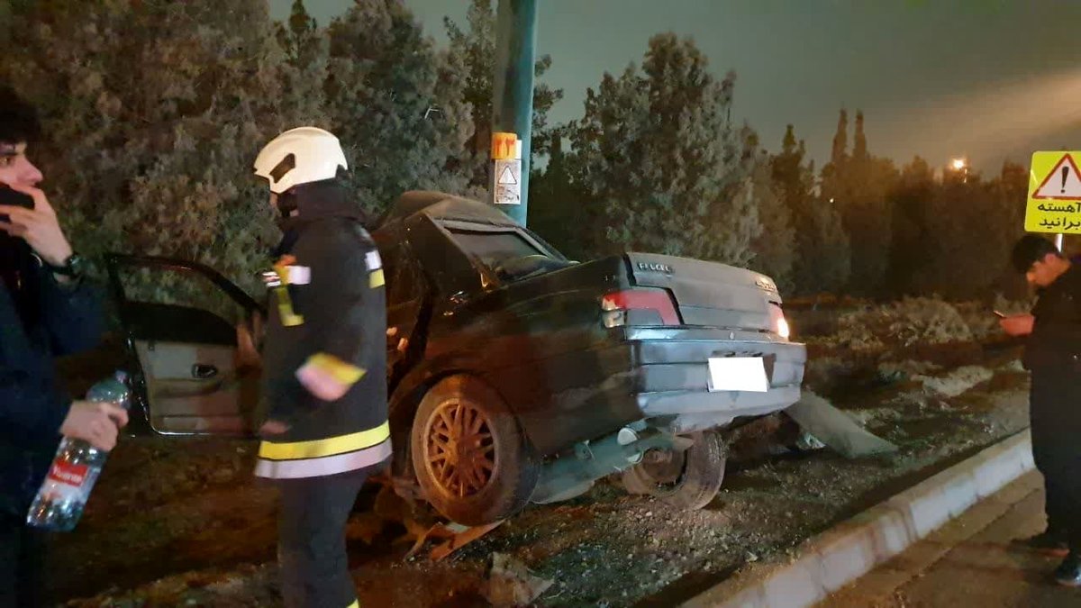 برخورد سهمگین خودروی پژو با تیر چراغ برق