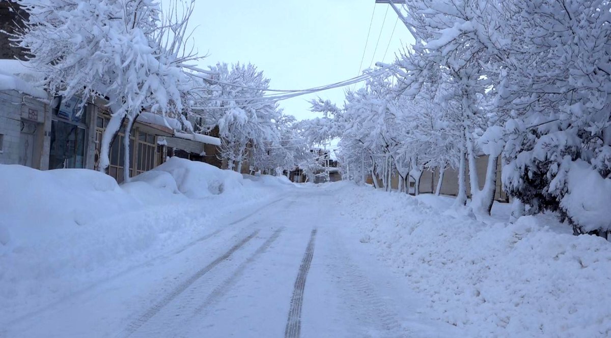 بحران برف در بام ایران؛ انسداد راه‌ ۱۱۰ روستا و گردنه کلوسه؛ آماده‌باش ۳۵۰ تیم امدادی در جاده‌های لغزنده