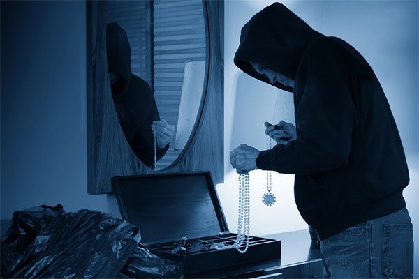  نظافت‌کار منزل یا سارق طلا؟