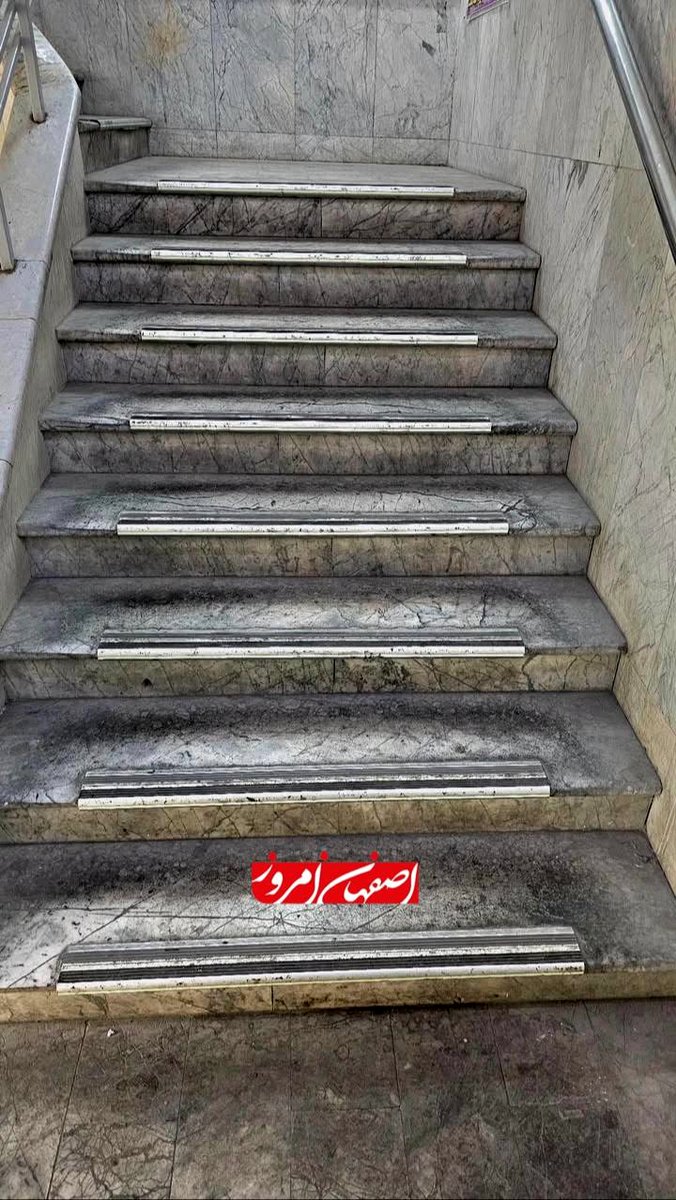  وضعیت بد و  کثیفی راه پله‌های بیمارستان شریعتی اصفهان