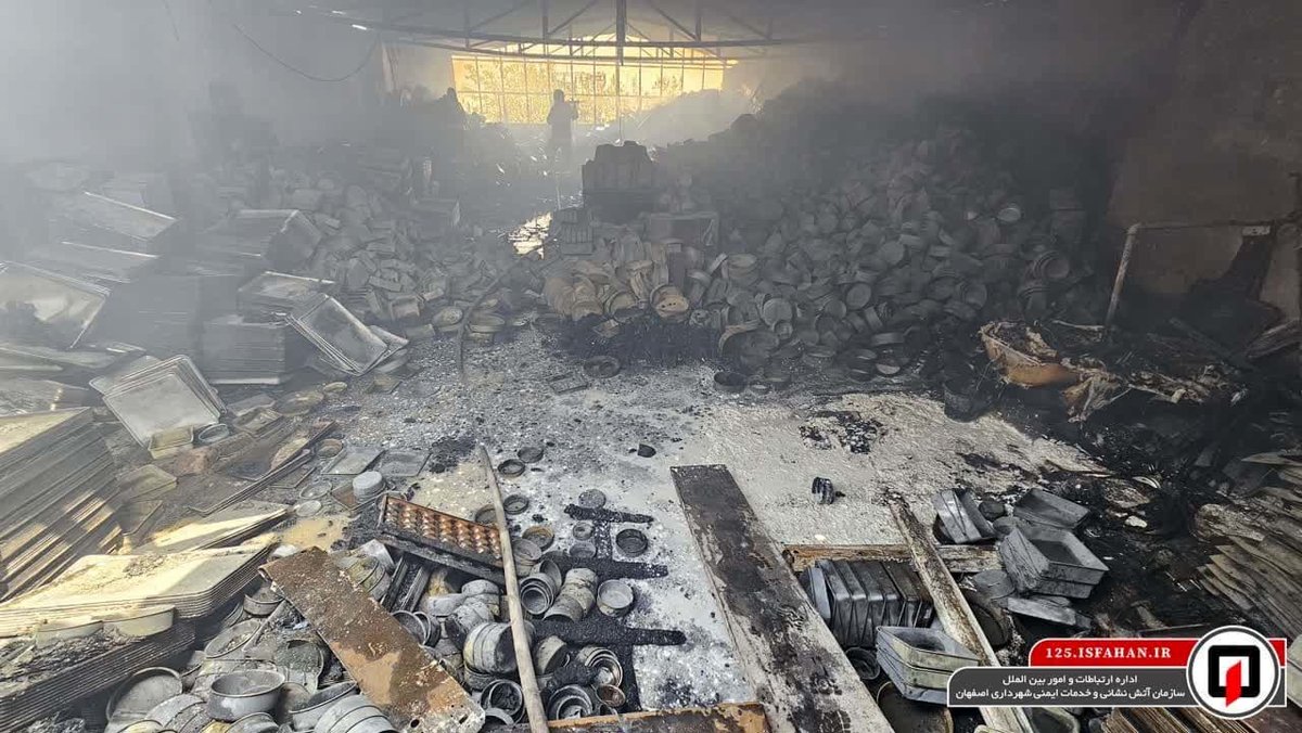  مهار آتش‌سوزی بزرگ کارگاه تولید قالب‌های شیرینی+عکس