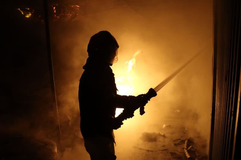 سوختن کارگاه نجاری در شعله های دود و آتش