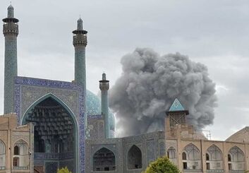 تشدید انحراف ستون‌های گنبدخانه مسجد جامع عباسی بر اثر بمباران