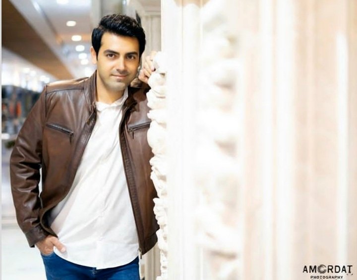 بیوگرافی محمدرضا رهبری و همسرش از مجری گری تا شهرت با عکس