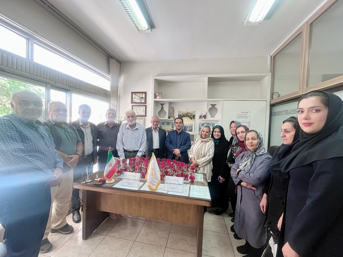 حضور آتیه‌سازان حافظ در کانون بازنشستگان آموزش و پرورش اصفهان به مناسبت روز معلم