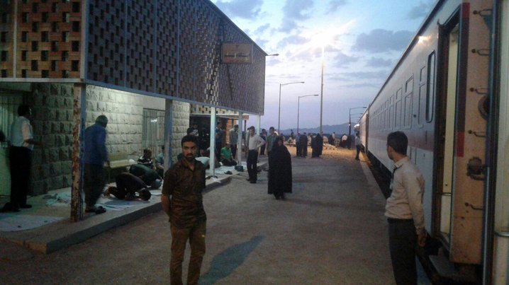 توقف برای نماز صبح در ایستگاهی بدون امکانات+پاسخ مسؤولان