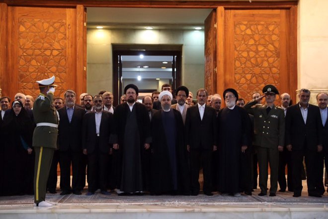 روحانی و هیات دولت در حرم امام(ره)