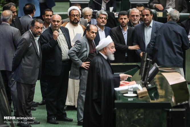 ژست جالب چند نماینده هنگام سخنرانی روحانی در مجلس