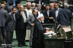 ژست جالب چند نماینده هنگام سخنرانی روحانی در مجلس