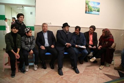 علی پروین در پشت صحنه یک سریال با بازی اکبر عبدی