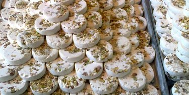 لذت خوردن دمپخت و قیمه‌ریزه در حاشیه زاینده‌رود