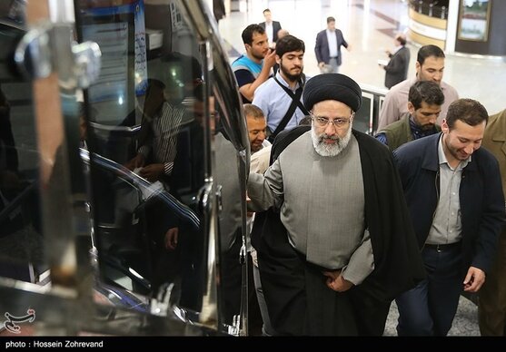اهدای هدیه مادر شهید خرازی به حجت‌الاسلام رئیسی