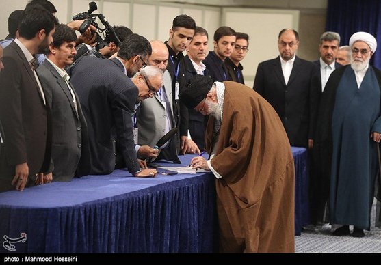 ویدئوی حضور رهبر معظم انقلاب پای  صندوق اخذ رای