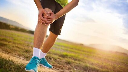 پارگی رباط زانو با چه علائمی خود را نشان می‌دهد؟