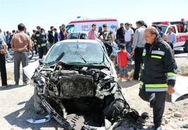 نجات محبوس شدگان از میان آهن پاره‌ها
