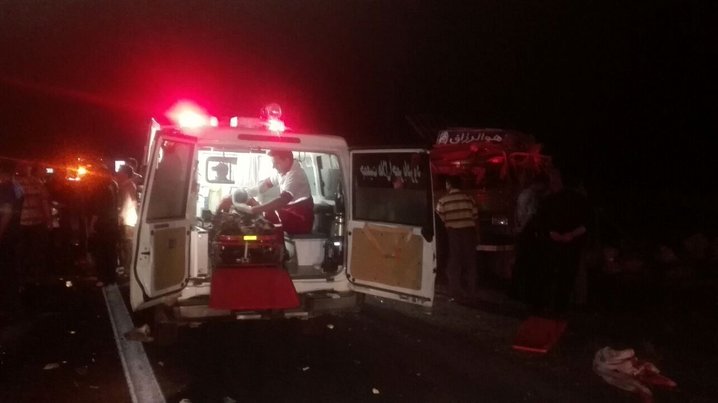 برخورد اتوبوس با خاور در اتوبان نطنز کاشان