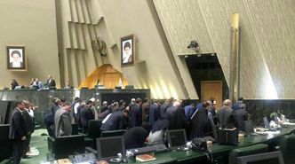 نماز جماعت نمایندگان هنگام عملیات تروریستی