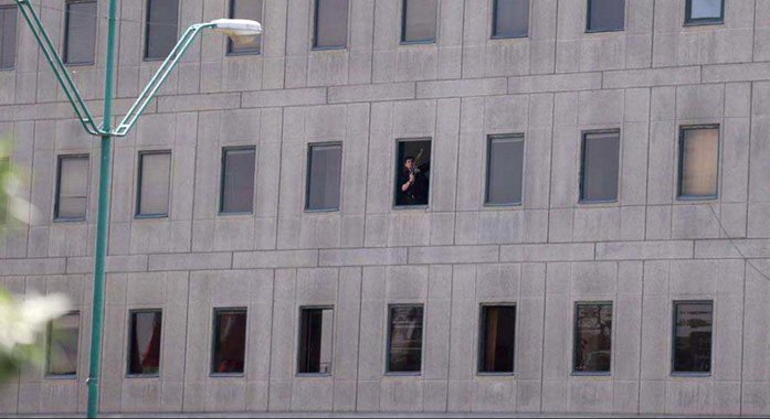 عکس/یکی از حمله کننده های تروریستی در ساختمان مجلس