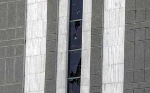 خانمی می‌خواست خودش را به بیرون پرت‌ کند