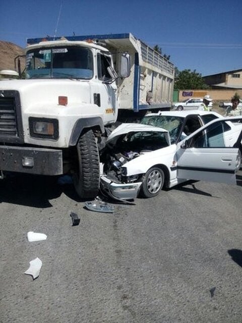 برخورد پژو پارس با کامیون در محور خوانسار-گلپایگان حادثه ساز شد