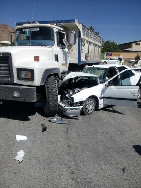 برخورد پژو پارس با کامیون در محور خوانسار-گلپایگان حادثه ساز شد