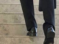 سایش زانو ،ثمره تند بالا رفتن از پله ها