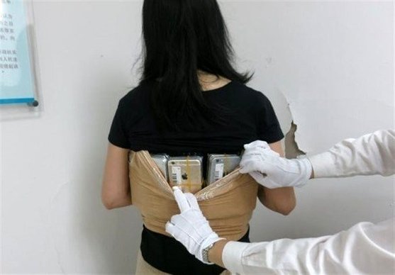 دستگیری قاچاقچی زن همراه با ۱۰۲ گوشی آیفون!