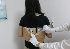 دستگیری قاچاقچی زن همراه با ۱۰۲ گوشی آیفون!