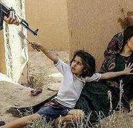 دفاع دختربچه سوری از جنازه مادرش