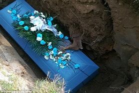 پای بیرون افتاده از قبر یک جنازه همه را وحشت زده کرد