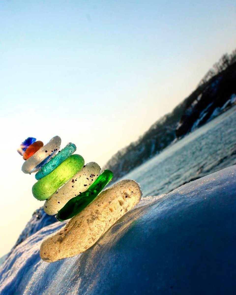 وقتی امواج اقیانوس آرام از بطری های شیشه ای، یک ساحل رنگی و زیبا می سازند