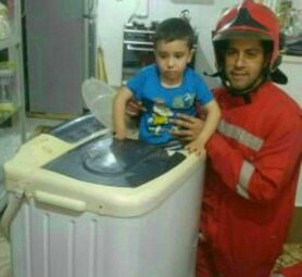  نجات بچه بازیگوش ازداخل ماشین لباسشویی