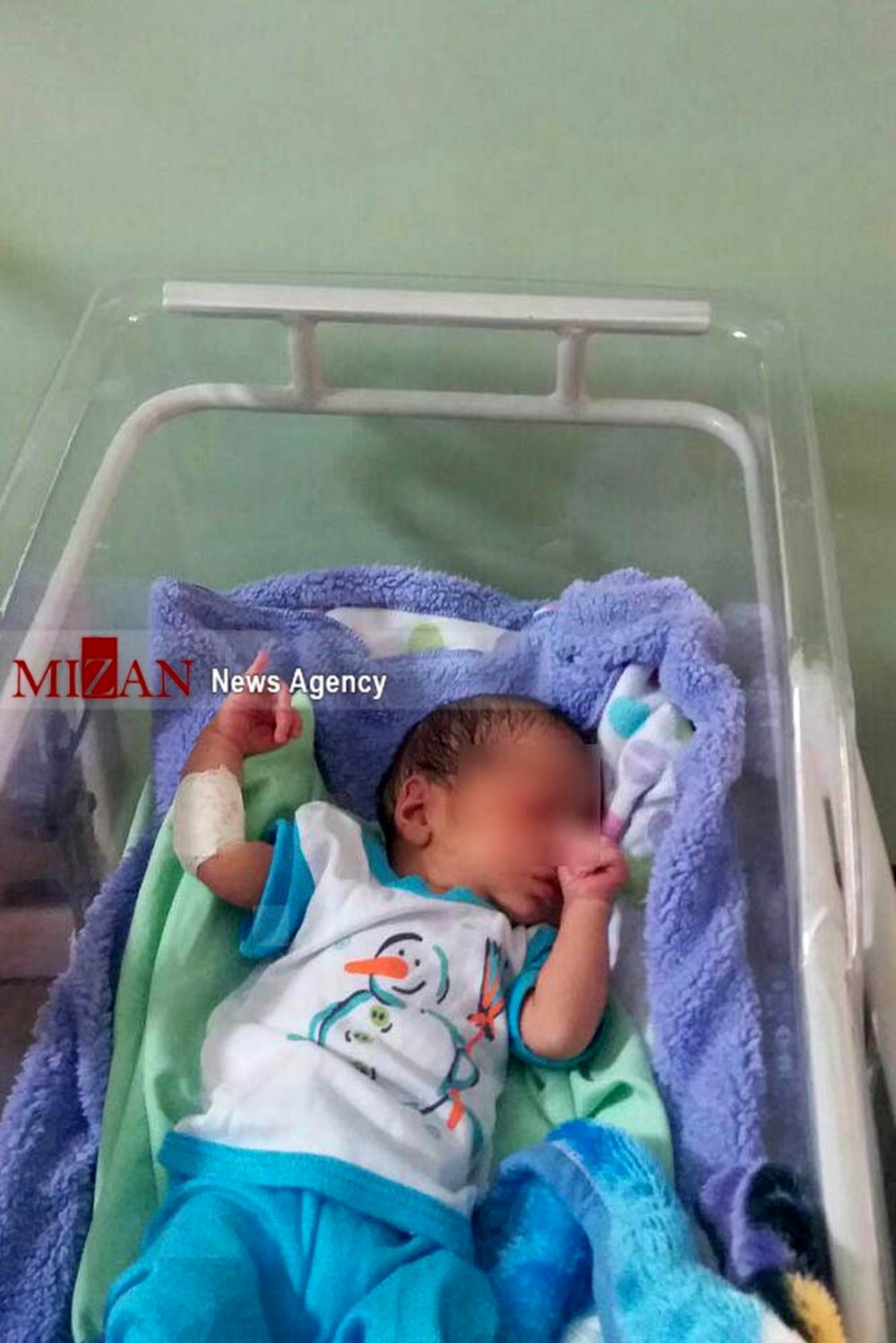 هجوم مورچه ها به نوزادان رها شده در کنار سطل زباله بیمارستان