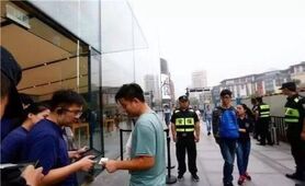 اپل در نخستین روز عرضه آیفون۸ شرمنده شد