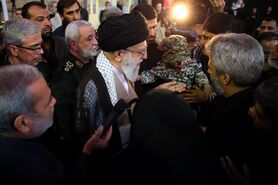 حضور رهبر انقلاب در کنار پیکر مطهر شهید حججی