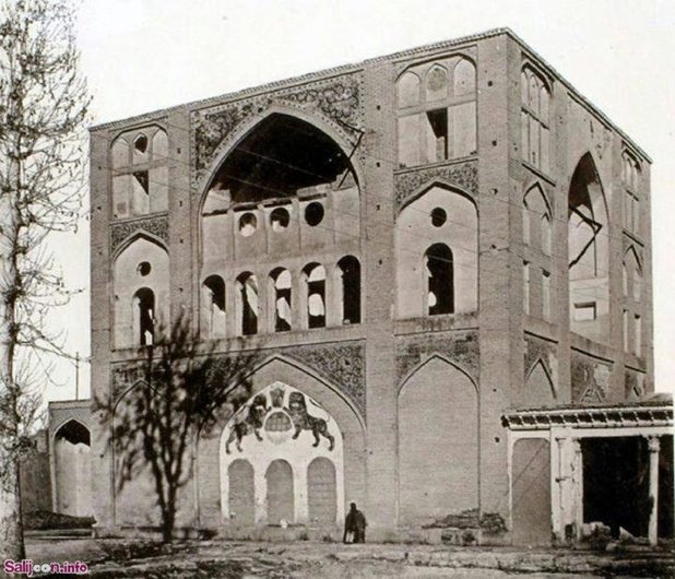 تابلویی با اطلاعات غلط درباره کاخ جهان نما