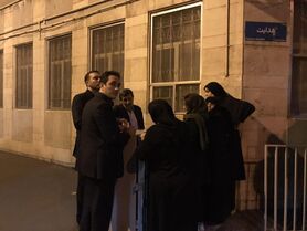 تجمع معترضان کاسپین مقابل خانه احمدی‌نژاد